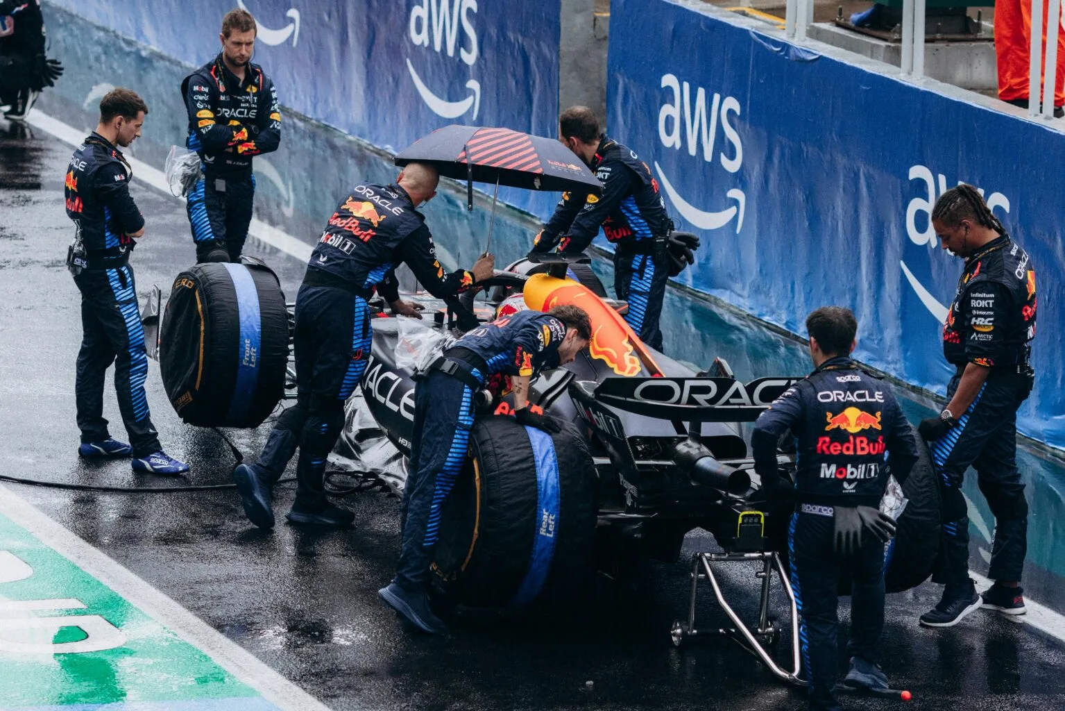 F1 2025 Baku: The wildest street race on the Formula 1 calendar Formula 1 cars speeding through Baku’s tight street circuit during Azerbaijan Grand Prix